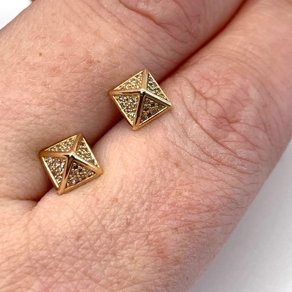 💕x3HP💕14k gold Diamond pyramid stud earrings - Picture 7 of 9